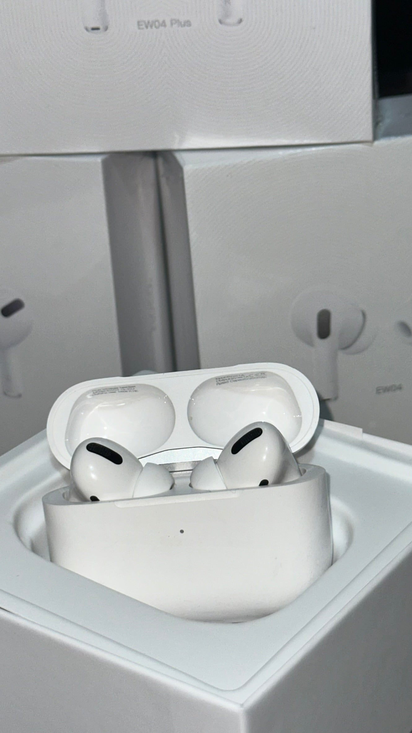 Audífonos Tipo AirPods EW04 Plus – Compactos, Cómodos y Potentes